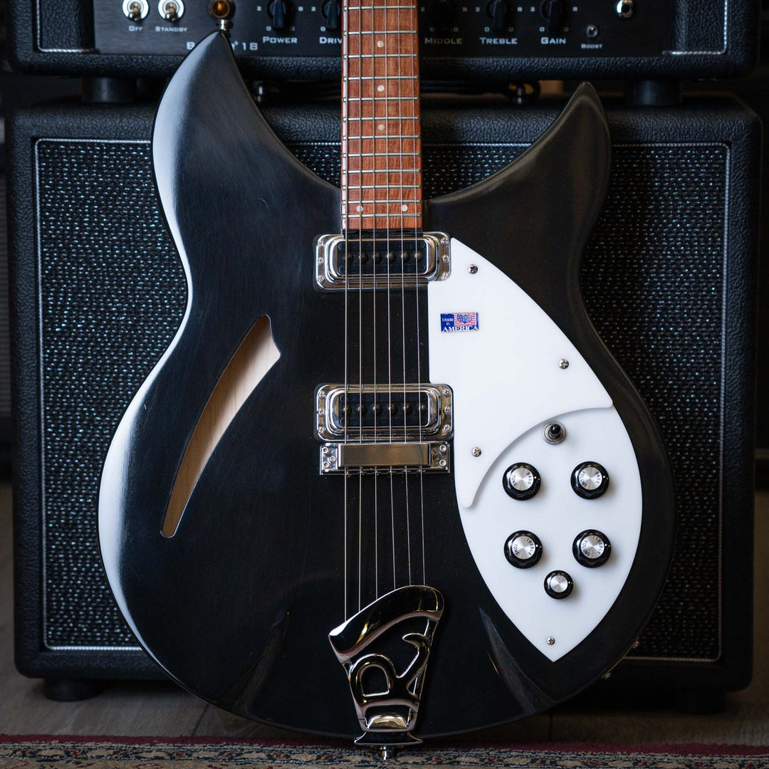 Rickenbacker 330 Jetglo 2006 - Guitarra Eléctrica | Careful acoustic research has resulted in the full, rich and warm sound of this popular model. Two single coil pickups on a full size body are accented by a traditionally shaped sound hole. The 24 fret R