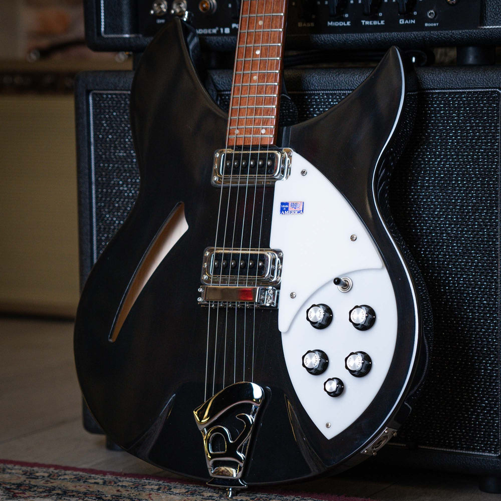 Rickenbacker 330 Jetglo 2006 - Guitarra Eléctrica | Careful acoustic research has resulted in the full, rich and warm sound of this popular model. Two single coil pickups on a full size body are accented by a traditionally shaped sound hole. The 24 fret R