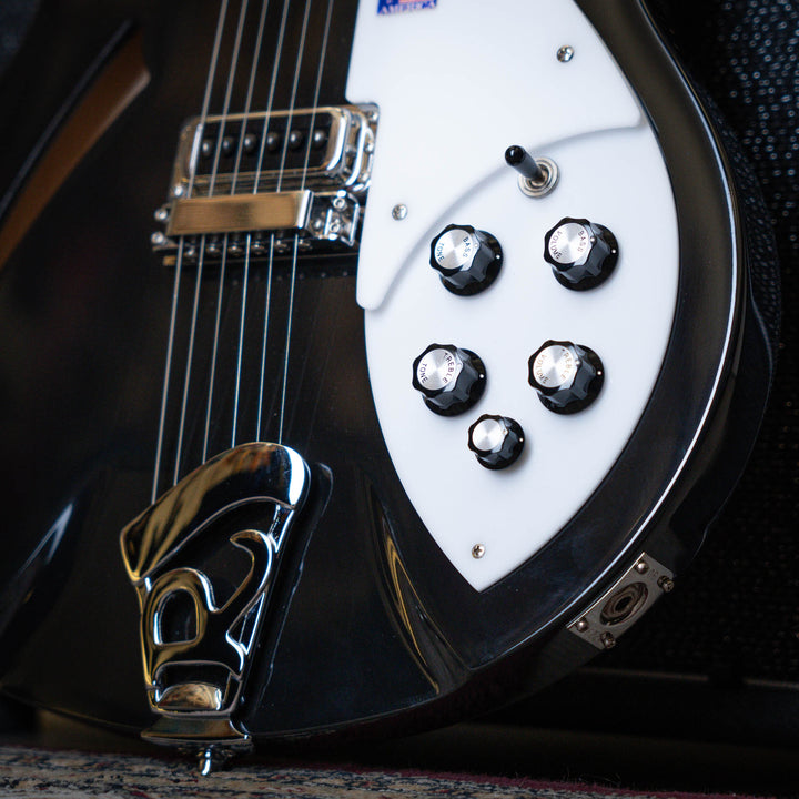 Rickenbacker 330 Jetglo 2006 - Guitarra Eléctrica | Careful acoustic research has resulted in the full, rich and warm sound of this popular model. Two single coil pickups on a full size body are accented by a traditionally shaped sound hole. The 24 fret R