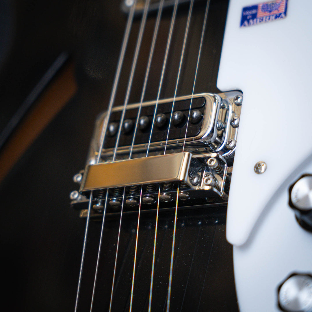 Rickenbacker 330 Jetglo 2006 - Guitarra Eléctrica | Careful acoustic research has resulted in the full, rich and warm sound of this popular model. Two single coil pickups on a full size body are accented by a traditionally shaped sound hole. The 24 fret R
