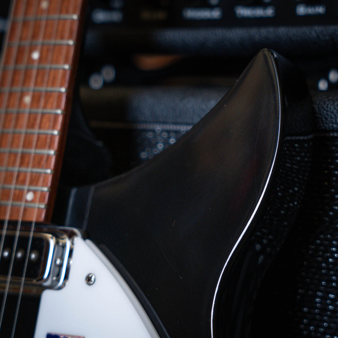 Rickenbacker 330 Jetglo 2006 - Guitarra Eléctrica | Careful acoustic research has resulted in the full, rich and warm sound of this popular model. Two single coil pickups on a full size body are accented by a traditionally shaped sound hole. The 24 fret R