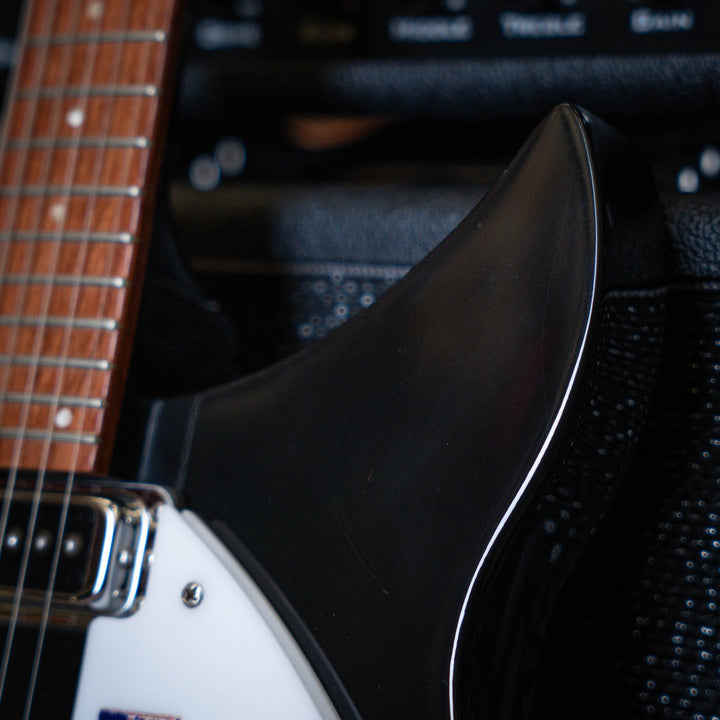 Rickenbacker 330 Jetglo 2006 - Guitarra Eléctrica | Careful acoustic research has resulted in the full, rich and warm sound of this popular model. Two single coil pickups on a full size body are accented by a traditionally shaped sound hole. The 24 fret R