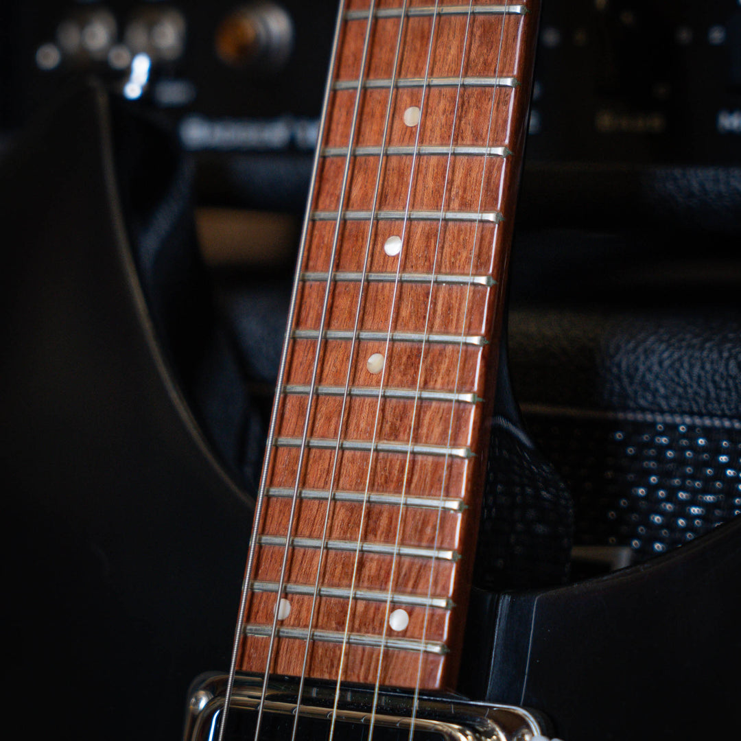 Rickenbacker 330 Jetglo 2006 - Guitarra Eléctrica | Careful acoustic research has resulted in the full, rich and warm sound of this popular model. Two single coil pickups on a full size body are accented by a traditionally shaped sound hole. The 24 fret R