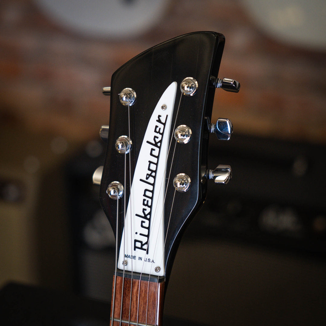 Rickenbacker 330 Jetglo 2006 - Guitarra Eléctrica | Careful acoustic research has resulted in the full, rich and warm sound of this popular model. Two single coil pickups on a full size body are accented by a traditionally shaped sound hole. The 24 fret R