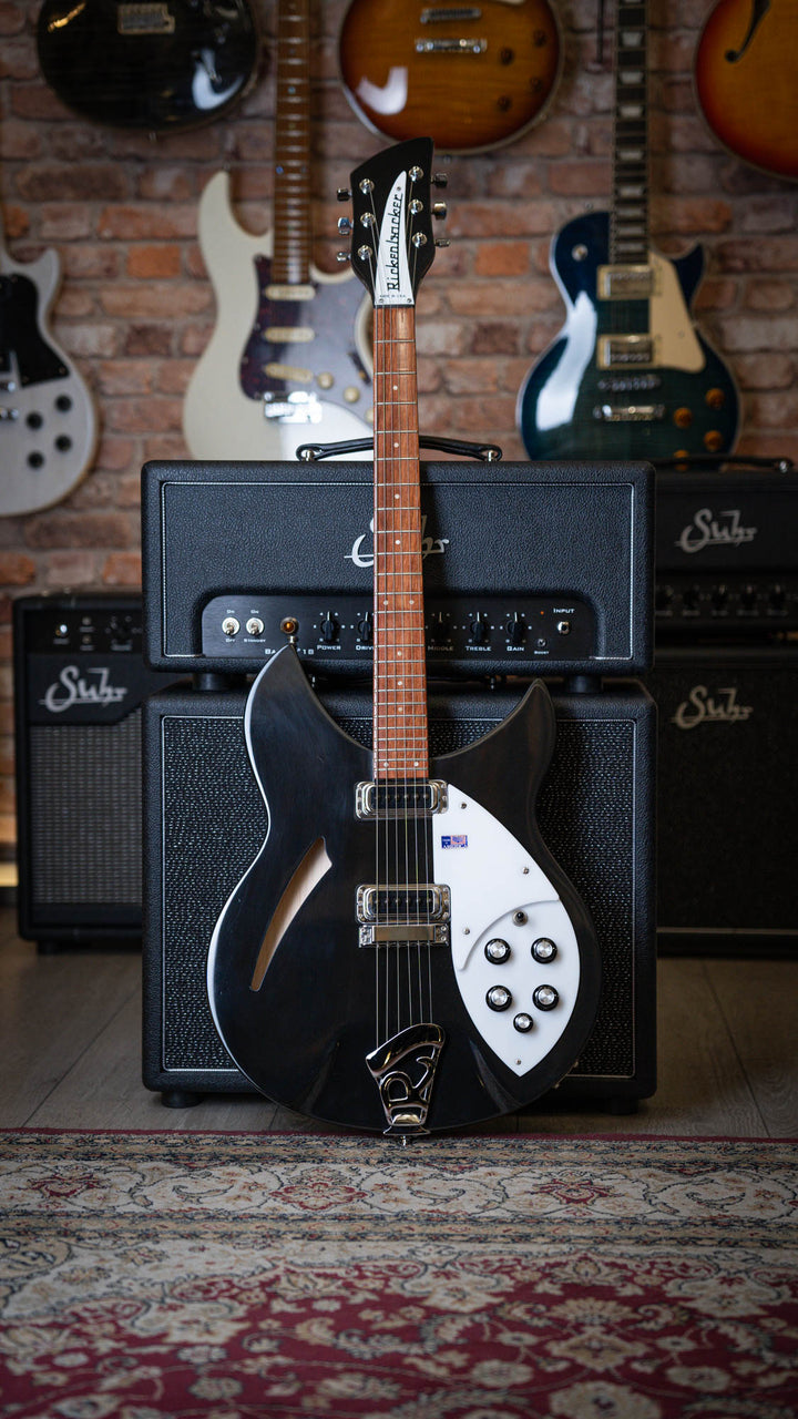 Rickenbacker 330 Jetglo 2006 - Guitarra Eléctrica | Careful acoustic research has resulted in the full, rich and warm sound of this popular model. Two single coil pickups on a full size body are accented by a traditionally shaped sound hole. The 24 fret R
