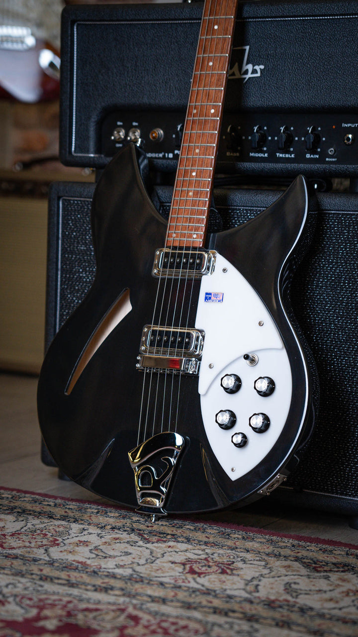 Rickenbacker 330 Jetglo 2006 - Guitarra Eléctrica | Careful acoustic research has resulted in the full, rich and warm sound of this popular model. Two single coil pickups on a full size body are accented by a traditionally shaped sound hole. The 24 fret R