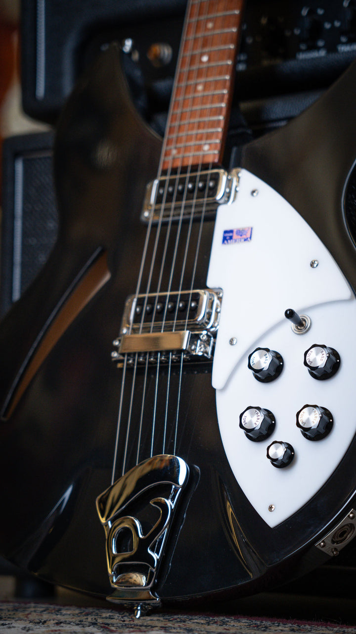 Rickenbacker 330 Jetglo 2006 - Guitarra Eléctrica | Careful acoustic research has resulted in the full, rich and warm sound of this popular model. Two single coil pickups on a full size body are accented by a traditionally shaped sound hole. The 24 fret R
