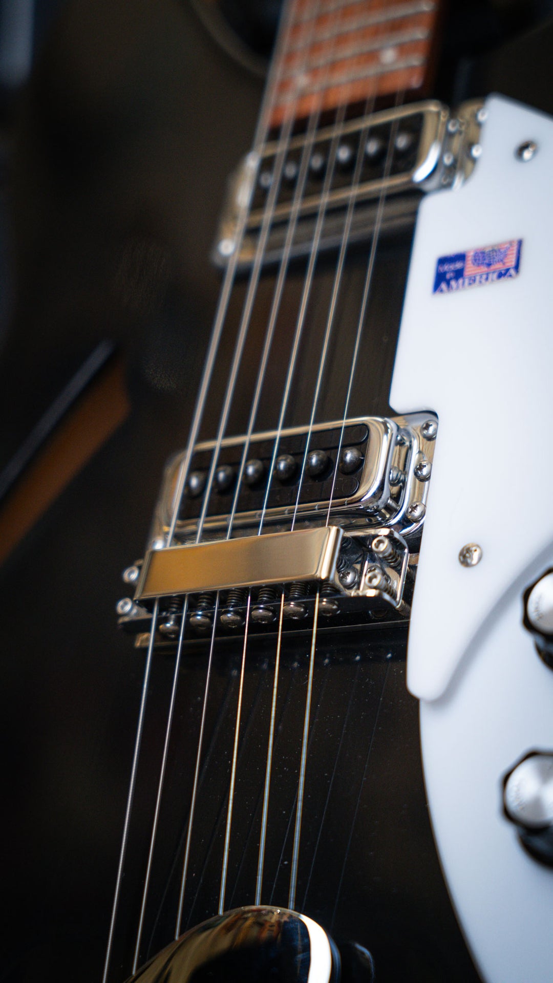Rickenbacker 330 Jetglo 2006 - Guitarra Eléctrica | Careful acoustic research has resulted in the full, rich and warm sound of this popular model. Two single coil pickups on a full size body are accented by a traditionally shaped sound hole. The 24 fret R