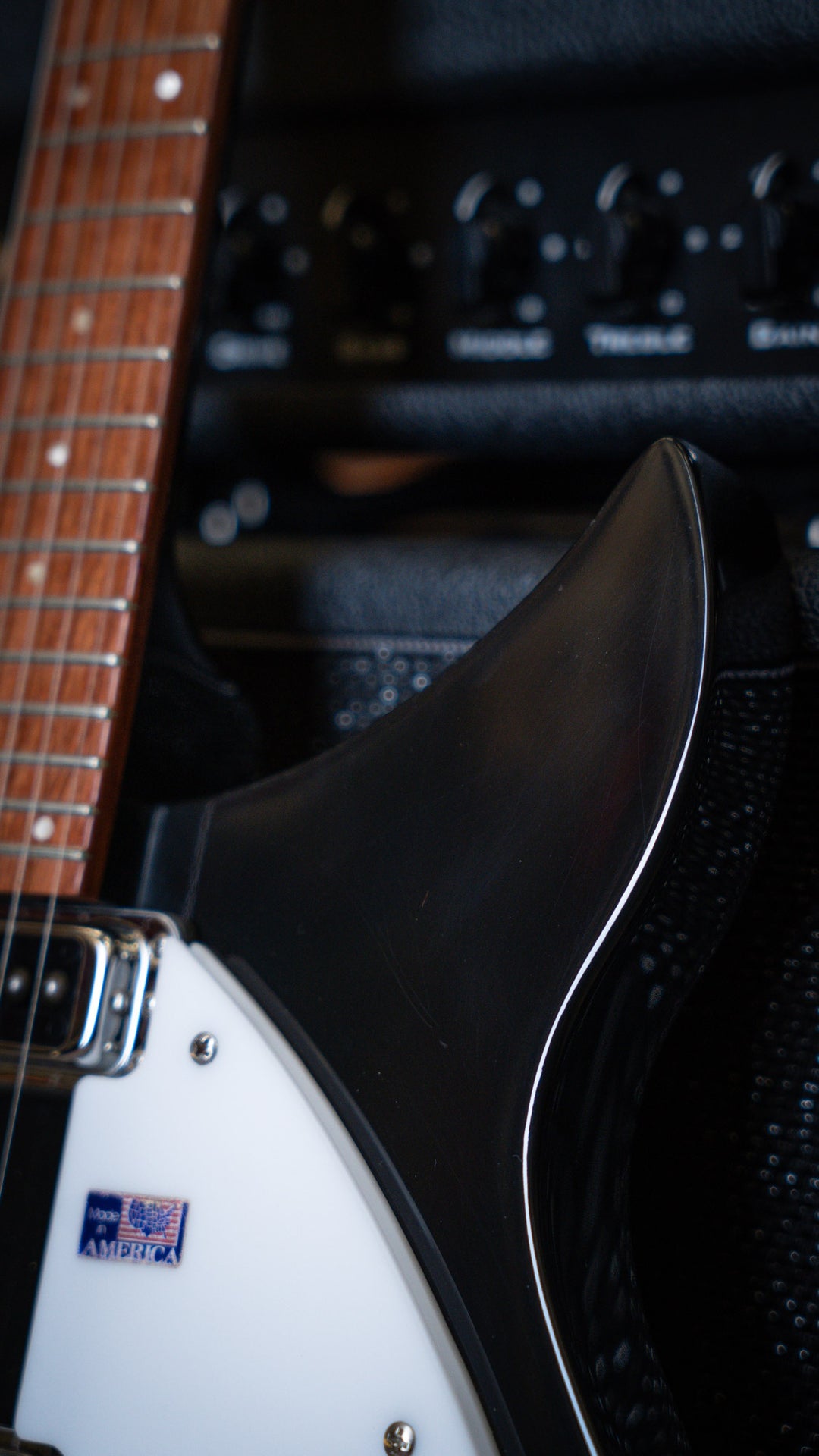 Rickenbacker 330 Jetglo 2006 - Guitarra Eléctrica | Careful acoustic research has resulted in the full, rich and warm sound of this popular model. Two single coil pickups on a full size body are accented by a traditionally shaped sound hole. The 24 fret R