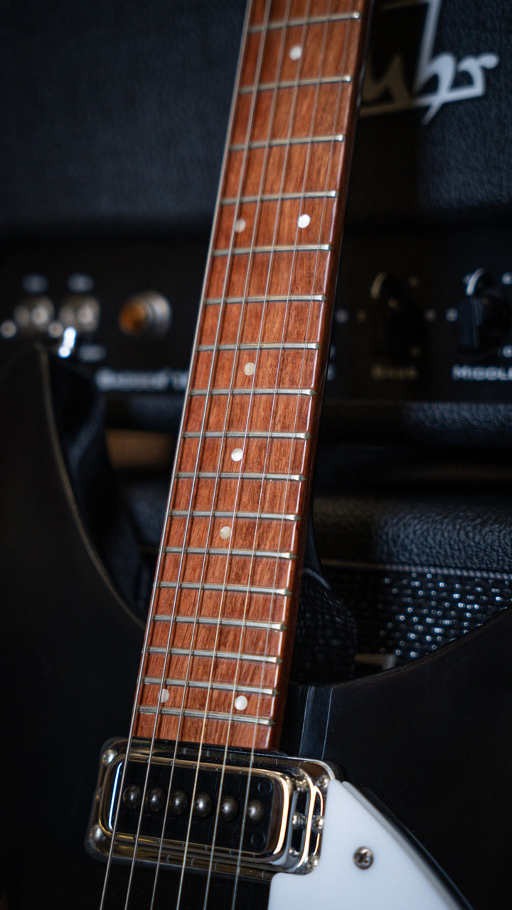 Rickenbacker 330 Jetglo 2006 - Guitarra Eléctrica | Careful acoustic research has resulted in the full, rich and warm sound of this popular model. Two single coil pickups on a full size body are accented by a traditionally shaped sound hole. The 24 fret R