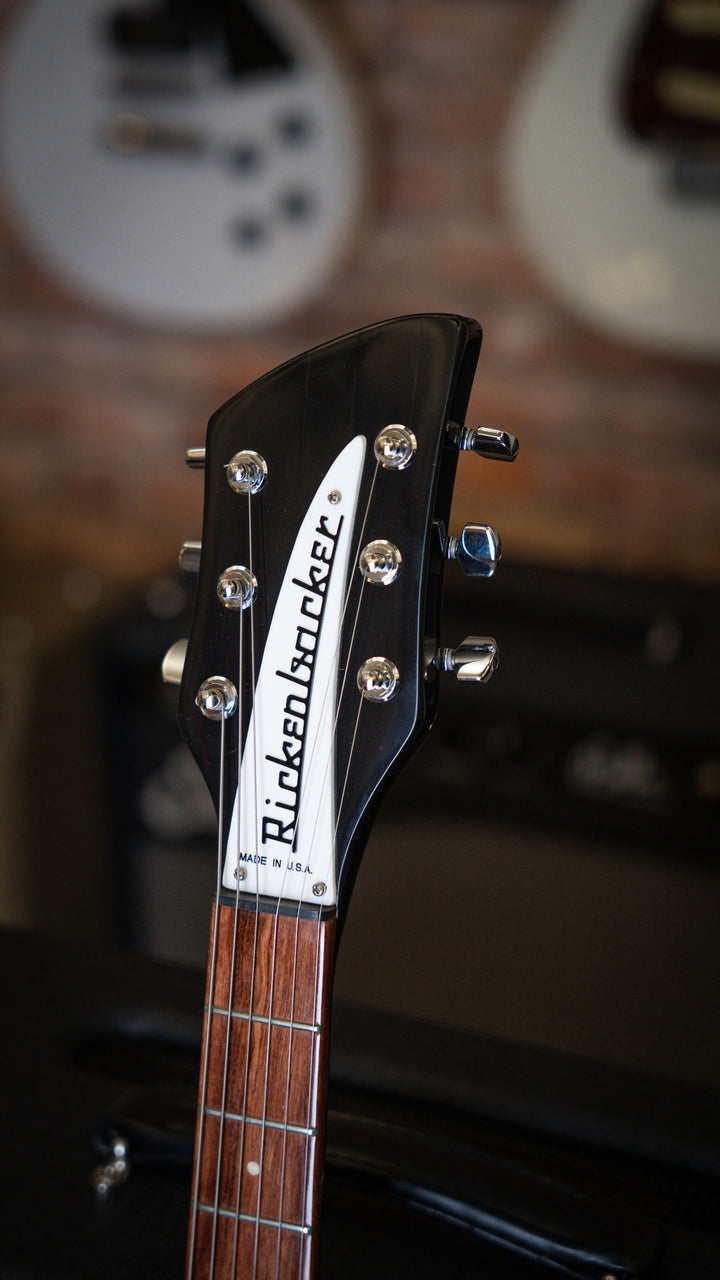 Rickenbacker 330 Jetglo 2006 - Guitarra Eléctrica | Careful acoustic research has resulted in the full, rich and warm sound of this popular model. Two single coil pickups on a full size body are accented by a traditionally shaped sound hole. The 24 fret R