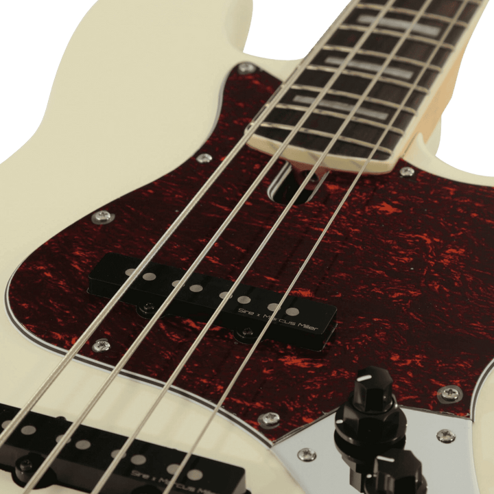 Sire V7 Alder Antique White (2nd Gen) - Bajo Eléctrico | Si me hubiesen mostrado los bajos Sire guiándonos solamente por el precio, habría tenido muchas dudas sobre qué tan buenos serían. Afortunadamente, tuve la oportunidad de ver uno y tocarlo sin saber