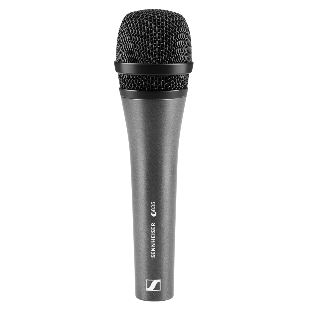 Sennheiser E835 - Micrófono Dinámico | Micrófono dinámico cardioide diseñado para aplicaciones vocales en presentaciones en vivo. Ofrece una respuesta en frecuencia de 40 Hz a 16 kHz y alta sensibilidad de 2,7 mV/Pa. Su patrón polar proporciona buen aisla