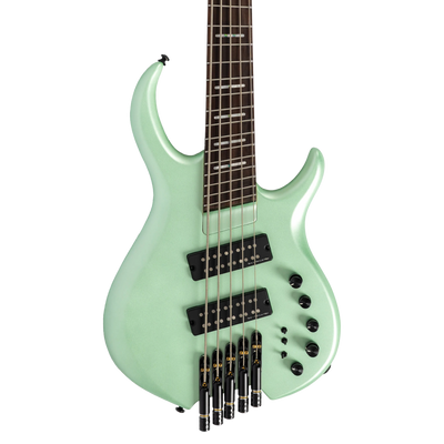 Sire M6-5 Headless Surf Green Metallic - Bajo Eléctrico | Procedente de la serie de bajos modernos Sire, llega otro bajo contemporáneo, el nuevo M6 Headless. Está diseñado de manera distintiva en comparación con los modelos anteriores de Sire, pesando men