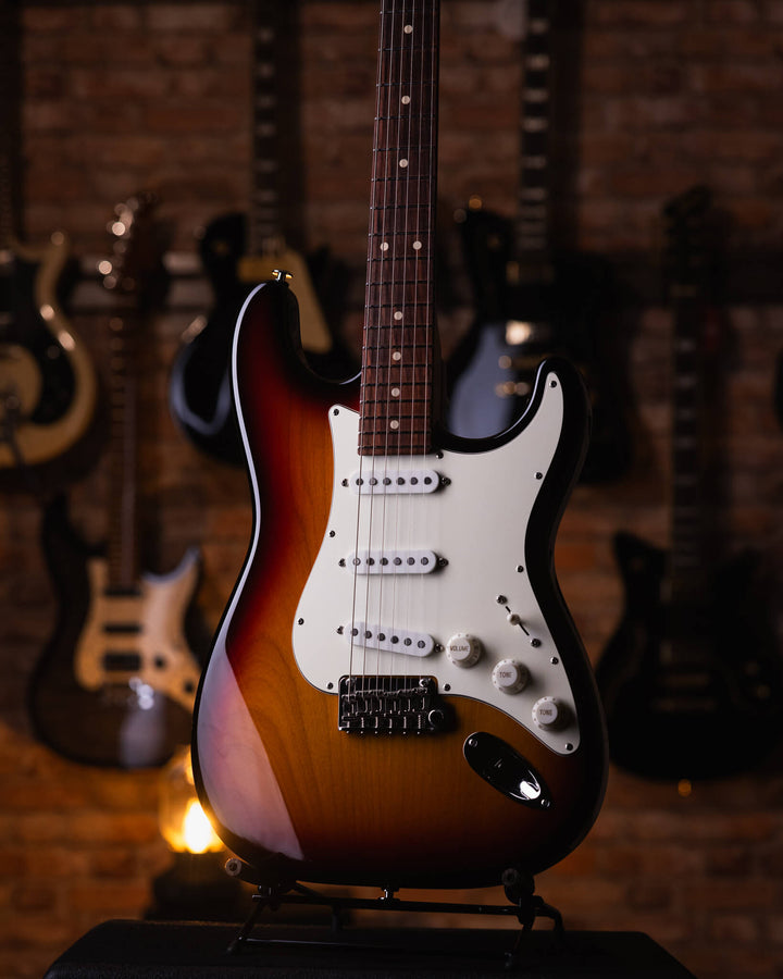 Suhr Classic S 3-Tone Burst 2021 - Guitarra Eléctrica | La Classic S de Suhr cuenta con un brazo de perfil 60’s C Vintage Standard, con diapasón de indian rosewood y pastillas V60LP single-coil. Mantiene muchas de las especificaciones originales de la Cla