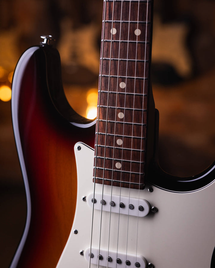 Suhr Classic S 3-Tone Burst 2021 - Guitarra Eléctrica | La Classic S de Suhr cuenta con un brazo de perfil 60’s C Vintage Standard, con diapasón de indian rosewood y pastillas V60LP single-coil. Mantiene muchas de las especificaciones originales de la Cla