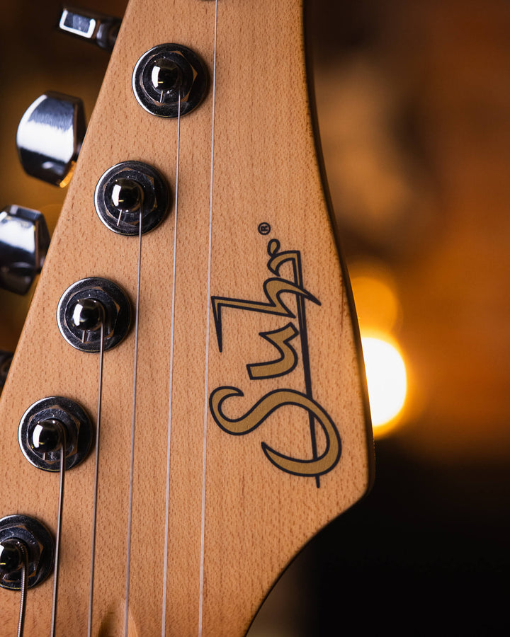 Suhr Classic S 3-Tone Burst 2021 - Guitarra Eléctrica | La Classic S de Suhr cuenta con un brazo de perfil 60’s C Vintage Standard, con diapasón de indian rosewood y pastillas V60LP single-coil. Mantiene muchas de las especificaciones originales de la Cla