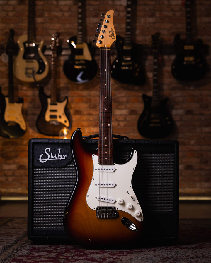 Suhr Classic S 3-Tone Burst 2021 - Guitarra Eléctrica | La Classic S de Suhr cuenta con un brazo de perfil 60’s C Vintage Standard, con diapasón de indian rosewood y pastillas V60LP single-coil. Mantiene muchas de las especificaciones originales de la Cla