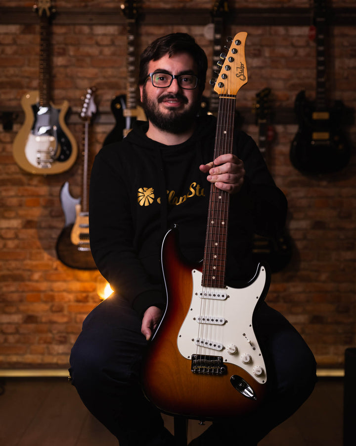 Suhr Classic S 3-Tone Burst 2021 - Guitarra Eléctrica | La Classic S de Suhr cuenta con un brazo de perfil 60’s C Vintage Standard, con diapasón de indian rosewood y pastillas V60LP single-coil. Mantiene muchas de las especificaciones originales de la Cla