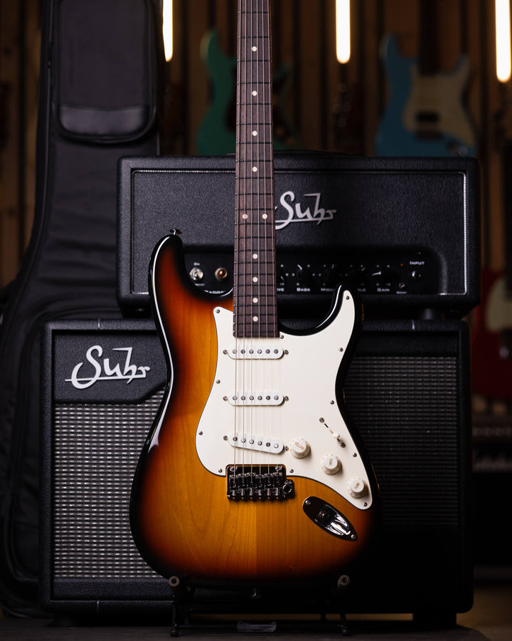 Suhr Classic S Antique 3-Tone Burst 2024 - Guitarra Eléctrica | La Classic S Antique cuenta con un perfil de mástil 60’s C Vintage Medium, con diapasón de indian rosewood y pastillas V63 single-coil. Mantiene muchas de las especificaciones originales de l