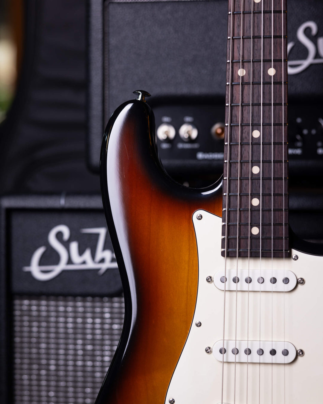 Suhr Classic S Antique 3-Tone Burst 2024 - Guitarra Eléctrica | La Classic S Antique cuenta con un perfil de mástil 60’s C Vintage Medium, con diapasón de indian rosewood y pastillas V63 single-coil. Mantiene muchas de las especificaciones originales de l