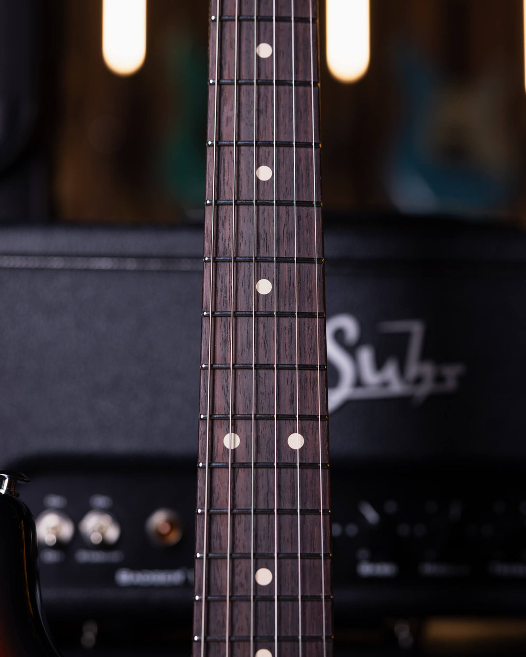 Suhr Classic S Antique 3-Tone Burst 2024 - Guitarra Eléctrica | La Classic S Antique cuenta con un perfil de mástil 60’s C Vintage Medium, con diapasón de indian rosewood y pastillas V63 single-coil. Mantiene muchas de las especificaciones originales de l