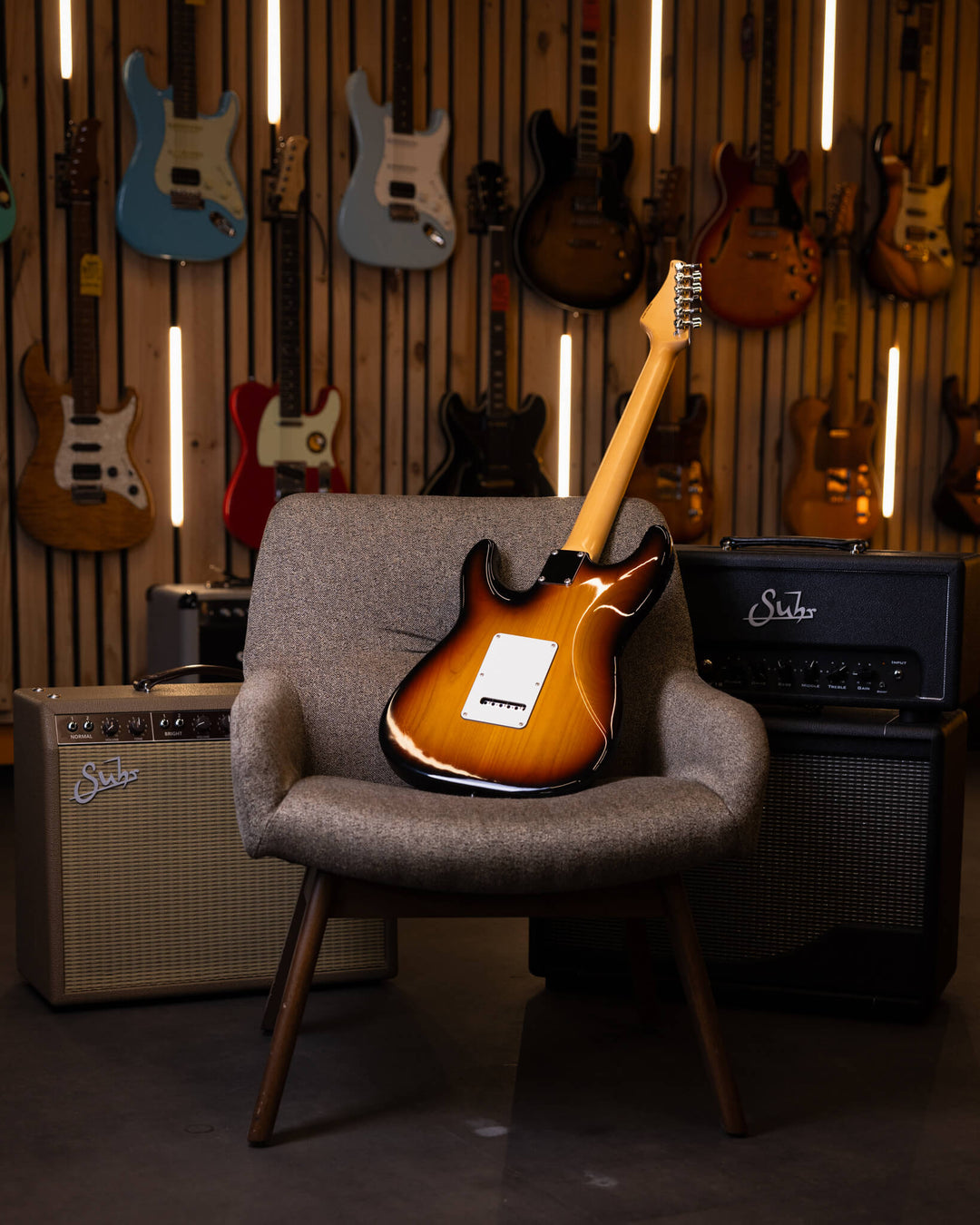 Suhr Classic S Antique 3-Tone Burst 2024 - Guitarra Eléctrica | La Classic S Antique cuenta con un perfil de mástil 60’s C Vintage Medium, con diapasón de indian rosewood y pastillas V63 single-coil. Mantiene muchas de las especificaciones originales de l