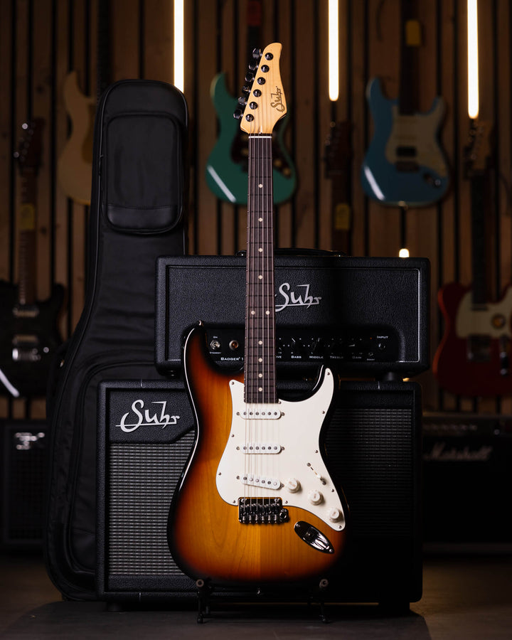 Suhr Classic S Antique 3-Tone Burst 2024 - Guitarra Eléctrica | La Classic S Antique cuenta con un perfil de mástil 60’s C Vintage Medium, con diapasón de indian rosewood y pastillas V63 single-coil. Mantiene muchas de las especificaciones originales de l