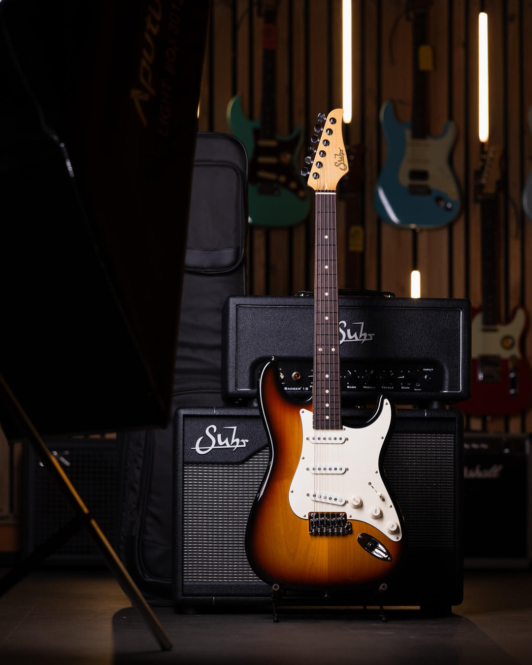 Suhr Classic S Antique 3-Tone Burst 2024 - Guitarra Eléctrica | La Classic S Antique cuenta con un perfil de mástil 60’s C Vintage Medium, con diapasón de indian rosewood y pastillas V63 single-coil. Mantiene muchas de las especificaciones originales de l