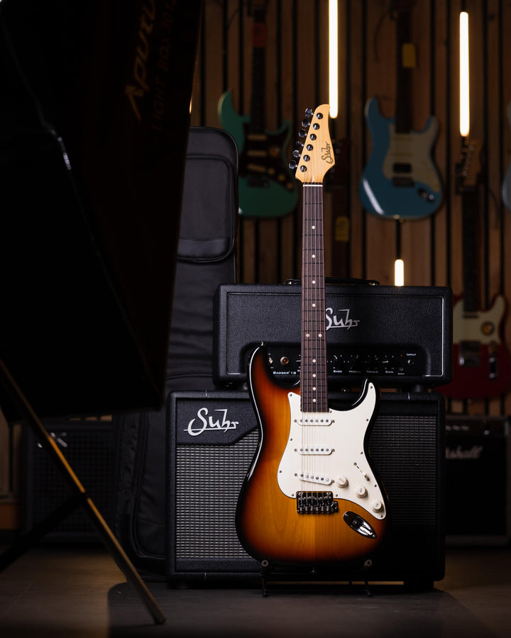 Suhr Classic S Antique 3-Tone Burst 2024 - Guitarra Eléctrica | La Classic S Antique cuenta con un perfil de mástil 60’s C Vintage Medium, con diapasón de indian rosewood y pastillas V63 single-coil. Mantiene muchas de las especificaciones originales de l