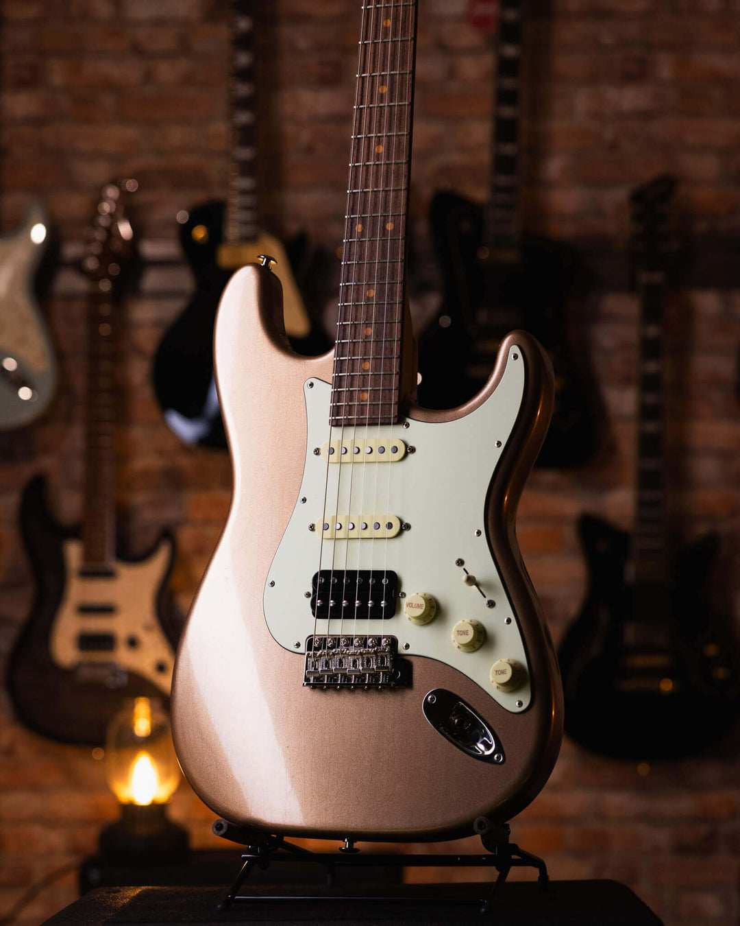 Suhr Classic S Vintage Limited Edition Firemist Gold - Guitarra Eléctrica | Presentamos el Suhr Classic S Vintage. En Suhr Guitars, siempre nos ha apasionado el encanto atemporal de los instrumentos vintage. Nuestro Classic S Vintage es la culminación de