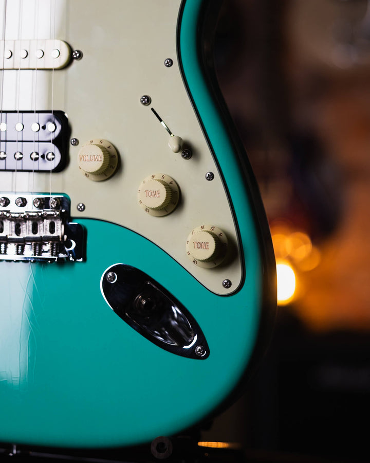 Suhr Classic S Vintage Limited Edition Seafoam Green - Guitarra Eléctrica | Presentamos la Suhr Classic S Vintage. En Suhr Guitars, siempre nos ha apasionado el encanto atemporal de los instrumentos vintage. Nuestra Classic S Vintage es la culminación de