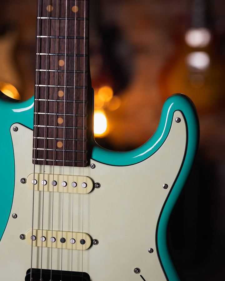 Suhr Classic S Vintage Limited Edition Seafoam Green - Guitarra Eléctrica | Presentamos la Suhr Classic S Vintage. En Suhr Guitars, siempre nos ha apasionado el encanto atemporal de los instrumentos vintage. Nuestra Classic S Vintage es la culminación de