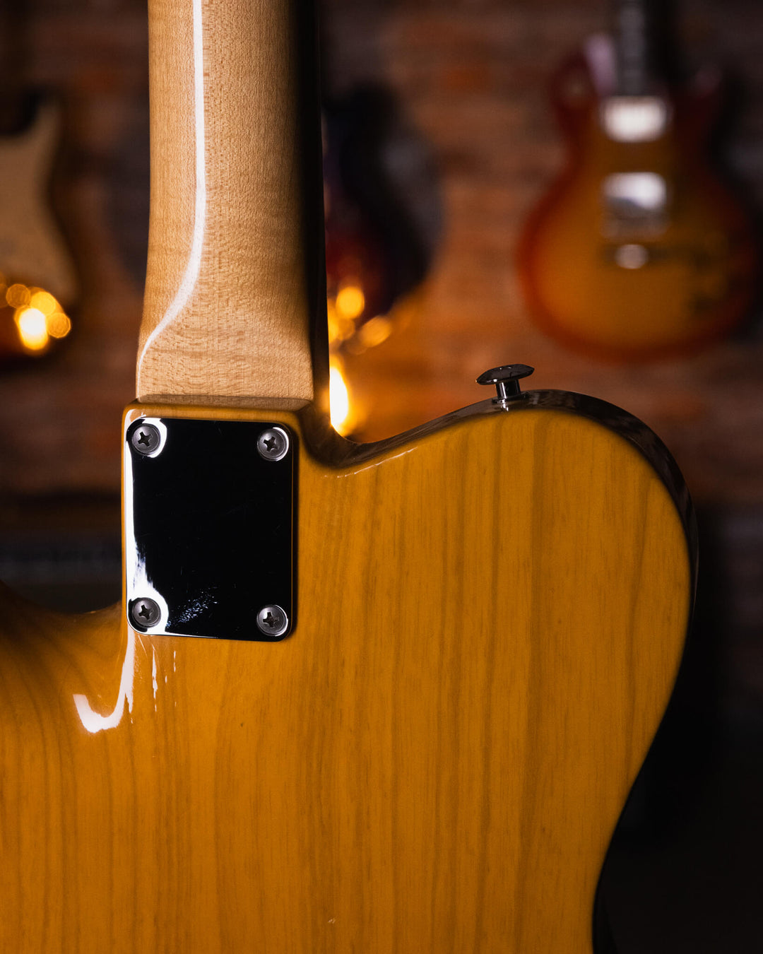 Suhr Classic T Antique Trans Butterscotch 2018 - Guitarra Eléctrica | El Classic T cuenta con un nuevo perfil de cuello estándar C vintage de los años 60. El Classic T conserva muchas de las especificaciones originales del Classic T Pro, incluido el siste