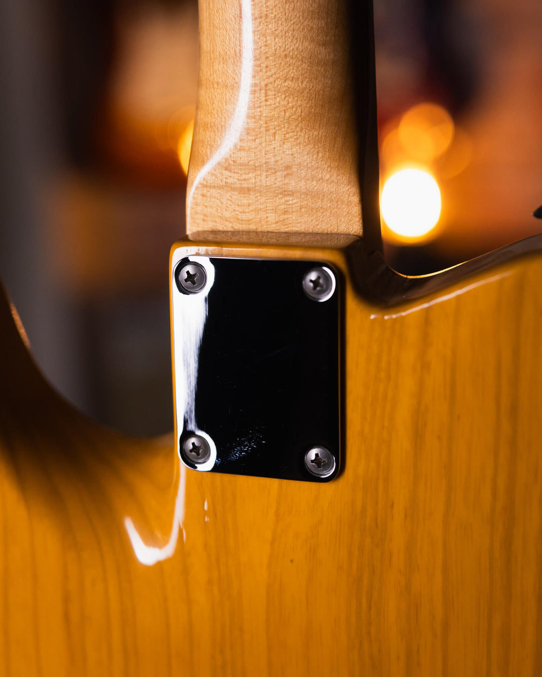 Suhr Classic T Antique Trans Butterscotch 2018 - Guitarra Eléctrica | El Classic T cuenta con un nuevo perfil de cuello estándar C vintage de los años 60. El Classic T conserva muchas de las especificaciones originales del Classic T Pro, incluido el siste