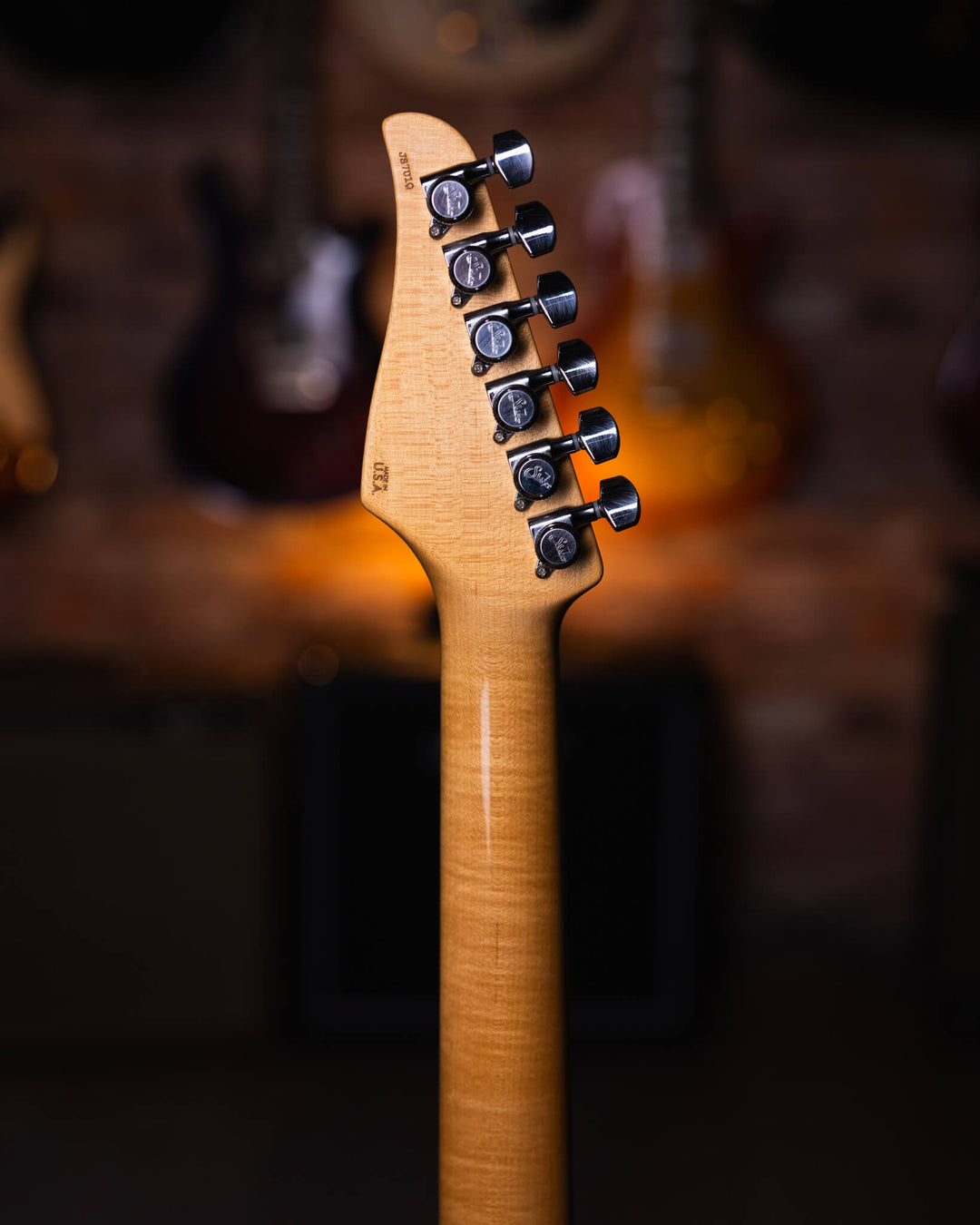 Suhr Classic T Antique Trans Butterscotch 2018 - Guitarra Eléctrica | El Classic T cuenta con un nuevo perfil de cuello estándar C vintage de los años 60. El Classic T conserva muchas de las especificaciones originales del Classic T Pro, incluido el siste