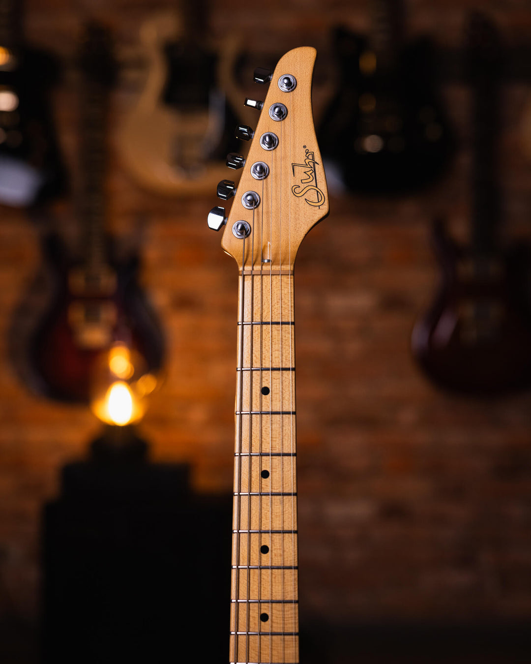 Suhr Classic T Antique Trans Butterscotch 2018 - Guitarra Eléctrica | El Classic T cuenta con un nuevo perfil de cuello estándar C vintage de los años 60. El Classic T conserva muchas de las especificaciones originales del Classic T Pro, incluido el siste