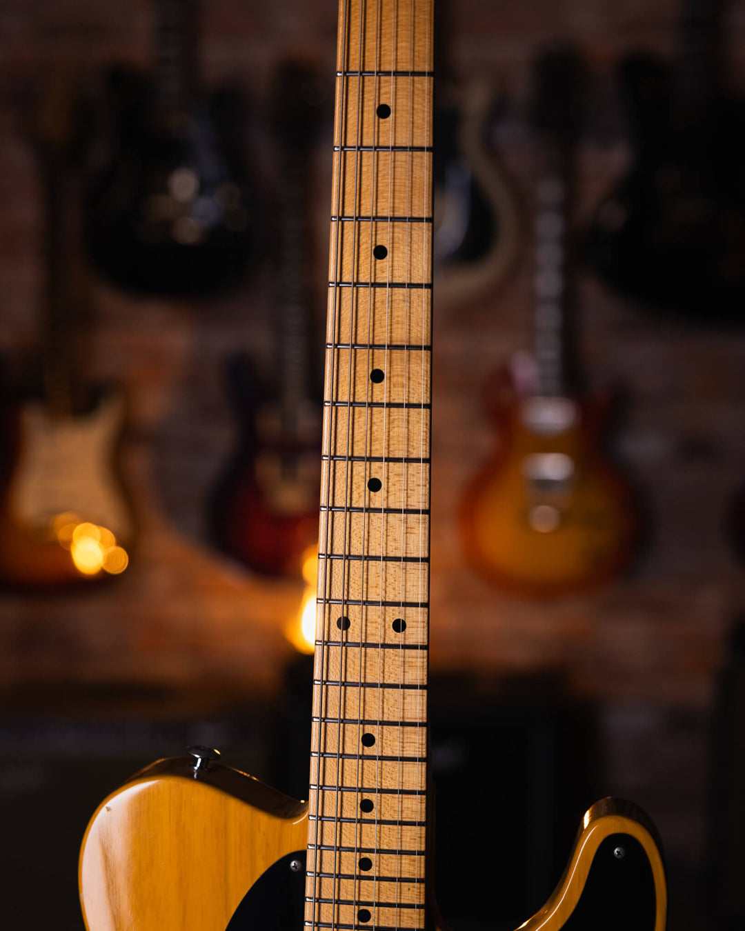 Suhr Classic T Antique Trans Butterscotch 2018 - Guitarra Eléctrica | El Classic T cuenta con un nuevo perfil de cuello estándar C vintage de los años 60. El Classic T conserva muchas de las especificaciones originales del Classic T Pro, incluido el siste