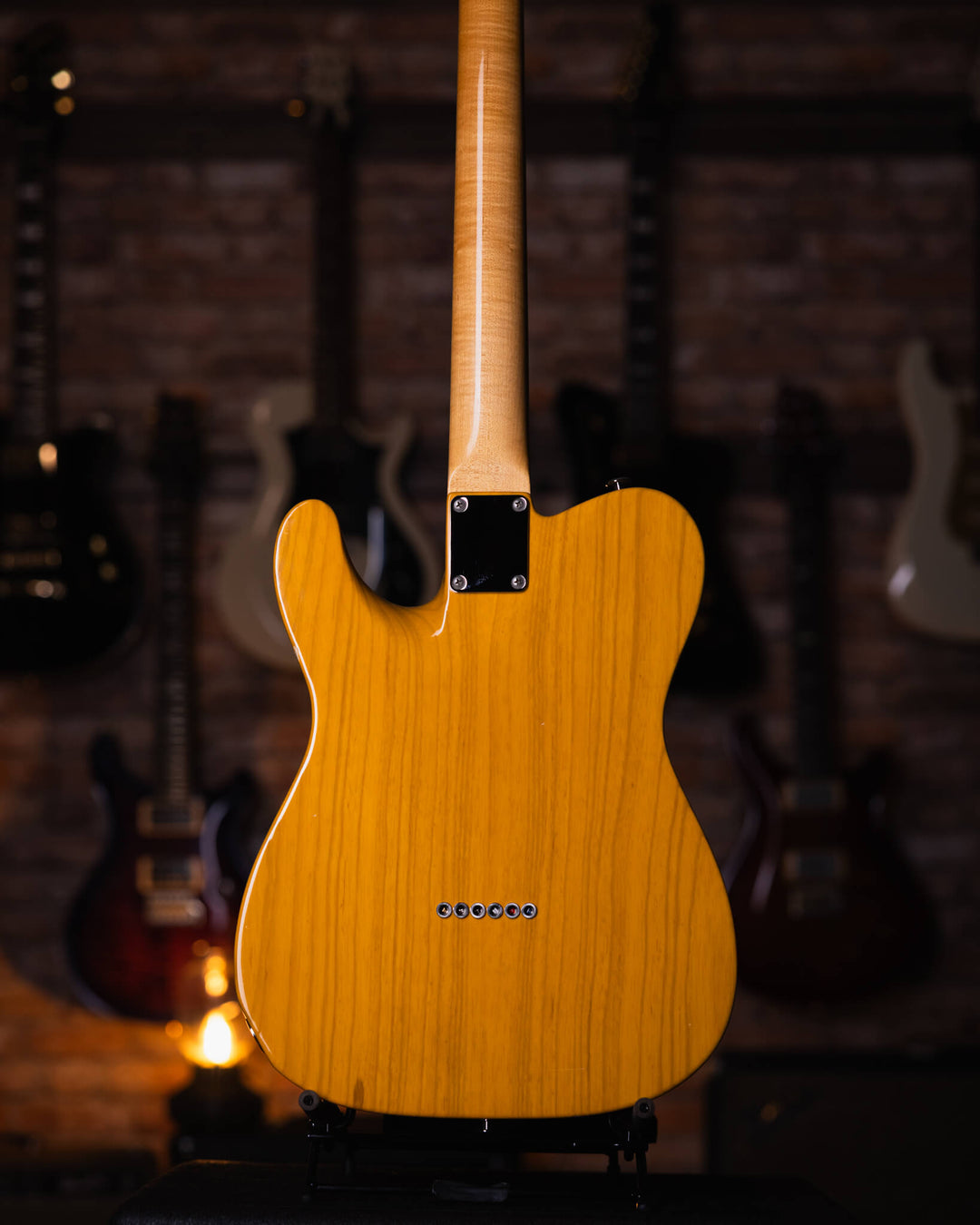 Suhr Classic T Antique Trans Butterscotch 2018 - Guitarra Eléctrica | El Classic T cuenta con un nuevo perfil de cuello estándar C vintage de los años 60. El Classic T conserva muchas de las especificaciones originales del Classic T Pro, incluido el siste