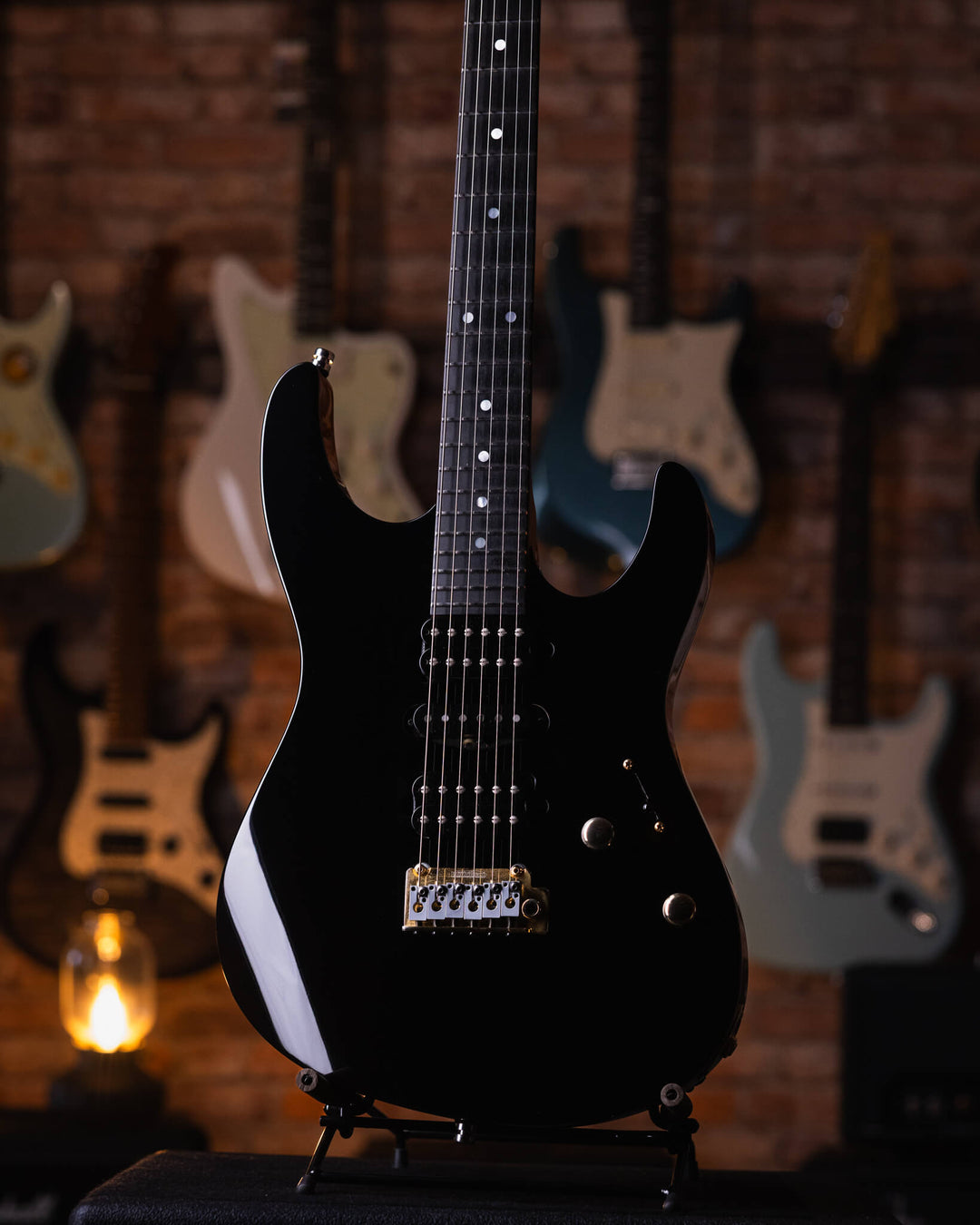 Suhr Modern Custom Black 2020 - Guitarra Eléctrica | La Suhr Modern es una guitarra de rock hecha a mano por Suhr, uno de los fabricantes de guitarras personalizadas más reconocidos del mundo. Este modelo está diseñado para los guitarristas contemporáneos