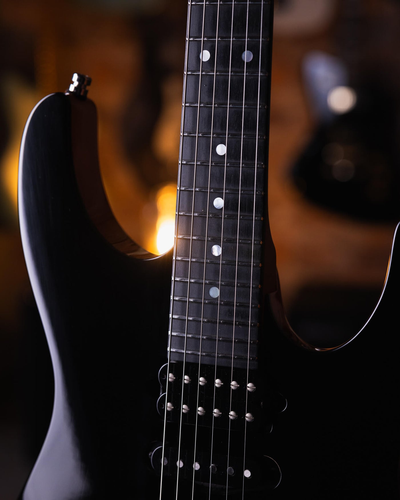 Suhr Modern Custom Black 2020 - Guitarra Eléctrica | La Suhr Modern es una guitarra de rock hecha a mano por Suhr, uno de los fabricantes de guitarras personalizadas más reconocidos del mundo. Este modelo está diseñado para los guitarristas contemporáneos
