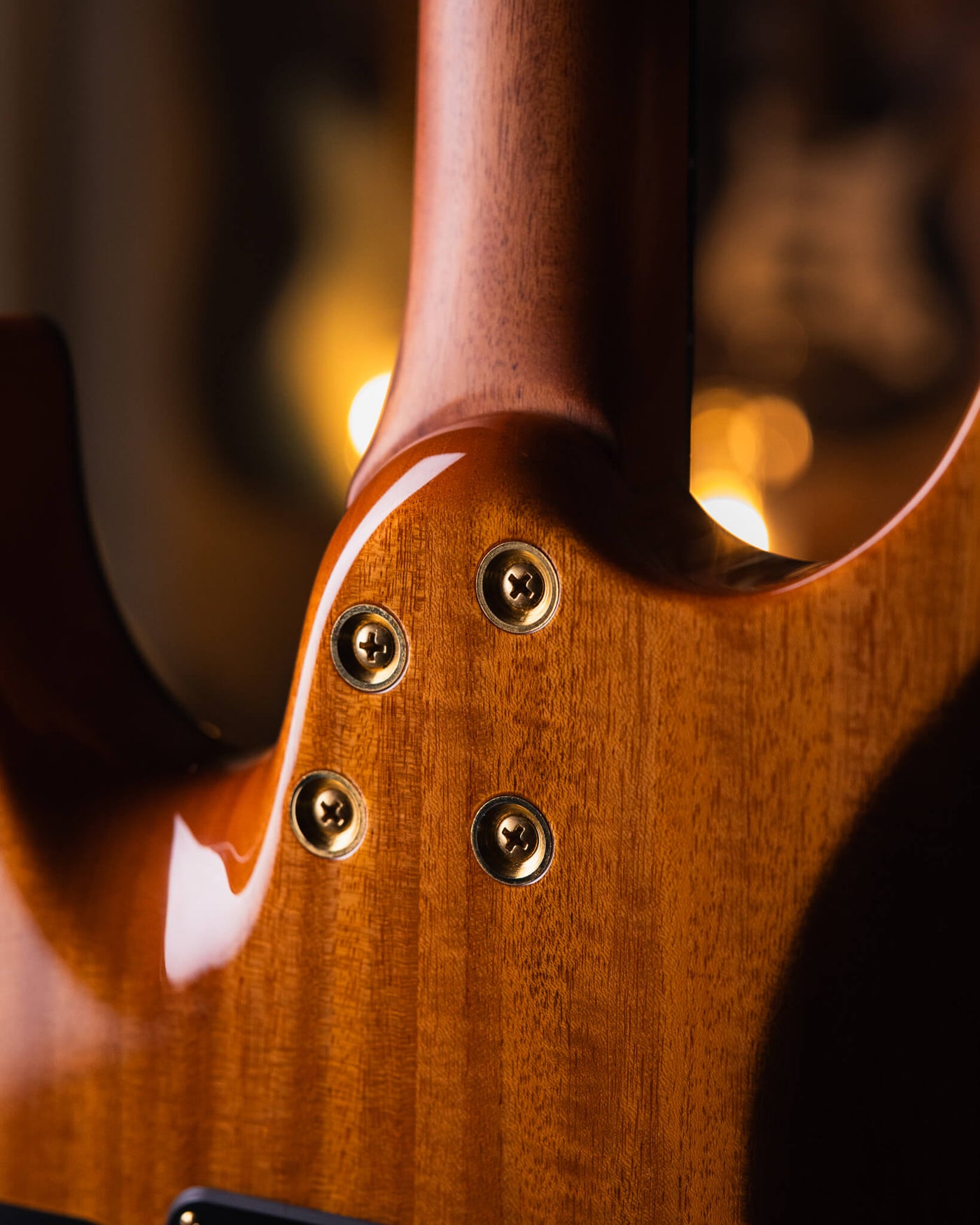 Suhr Modern Custom Black 2020 - Guitarra Eléctrica | La Suhr Modern es una guitarra de rock hecha a mano por Suhr, uno de los fabricantes de guitarras personalizadas más reconocidos del mundo. Este modelo está diseñado para los guitarristas contemporáneos