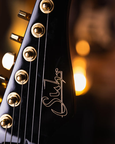 Suhr Modern Custom Black 2020 - Guitarra Eléctrica | La Suhr Modern es una guitarra de rock hecha a mano por Suhr, uno de los fabricantes de guitarras personalizadas más reconocidos del mundo. Este modelo está diseñado para los guitarristas contemporáneos