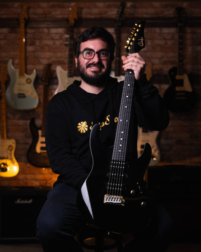 Suhr Modern Custom Black 2020 - Guitarra Eléctrica | La Suhr Modern es una guitarra de rock hecha a mano por Suhr, uno de los fabricantes de guitarras personalizadas más reconocidos del mundo. Este modelo está diseñado para los guitarristas contemporáneos