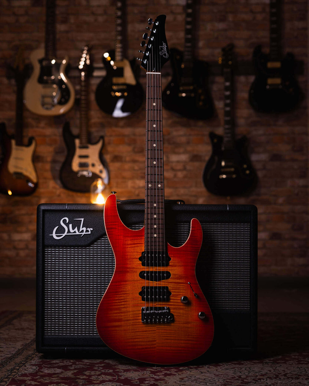 Suhr Modern Plus Fireburst - Guitarra Eléctrica | El Modern Plus cuenta con un mástil de arce tostado con diapasón de pau ferro o arce. El Modern Plus conserva muchas de las especificaciones originales del Modern Pro, incluido el elegante perfil del másti