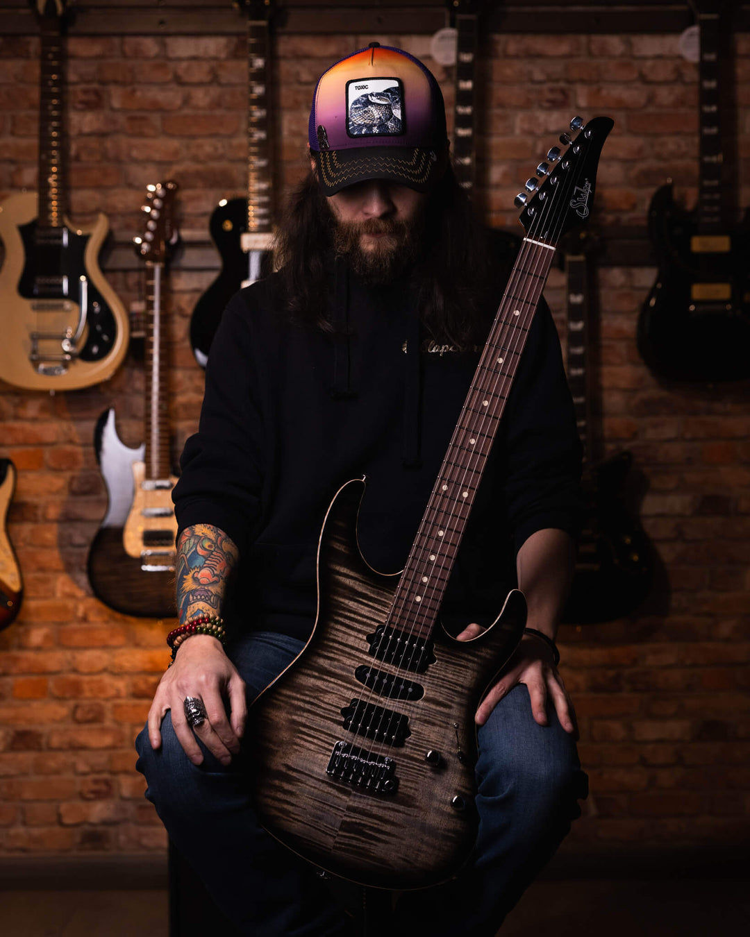 Suhr Modern Plus Trans Charcoal Burst - Guitarra Eléctrica | El Modern Plus cuenta con un mástil de arce tostado con diapasón de pau ferro o arce. El Modern Plus conserva muchas de las especificaciones originales del Modern Pro, incluido el elegante perfi
