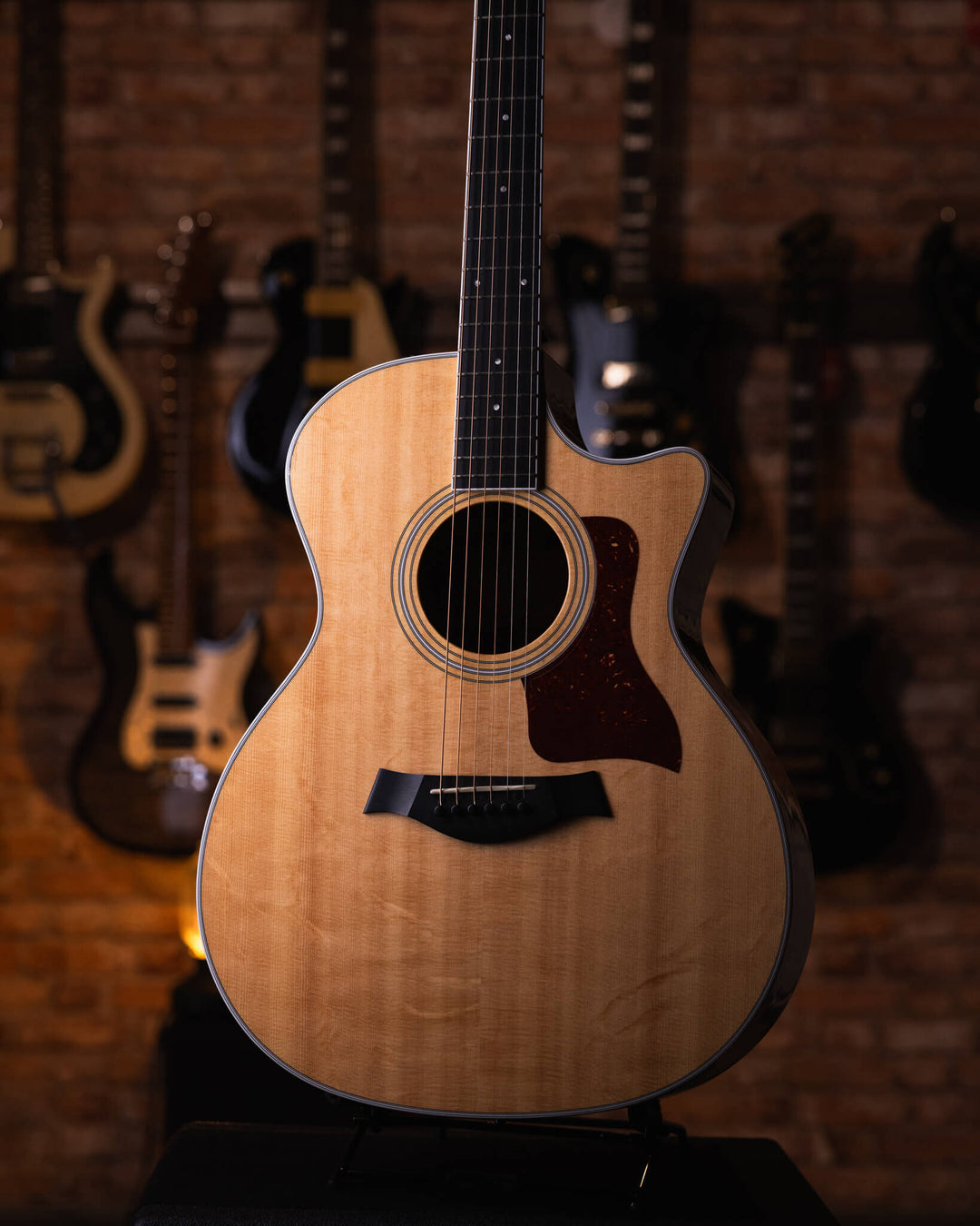 Taylor 414ce-R Special Edition Natural 2016 - Guitarra Electroacústica | Cuerpo • Modelo: 414ce-R, Grand Auditorium• Top: Sitka Spruce (V-Class Bracing) • Sides: Indian Rosewood• Terminación: Gloss Brazo • Madera: Neo-Tropical Mahogany• Perfil: C-Shape• T