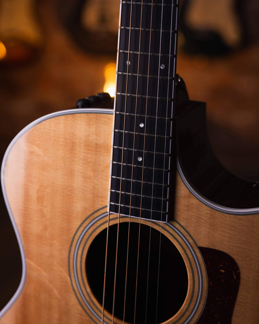 Taylor 414ce-R Special Edition Natural 2016 - Guitarra Electroacústica | Cuerpo • Modelo: 414ce-R, Grand Auditorium• Top: Sitka Spruce (V-Class Bracing) • Sides: Indian Rosewood• Terminación: Gloss Brazo • Madera: Neo-Tropical Mahogany• Perfil: C-Shape• T