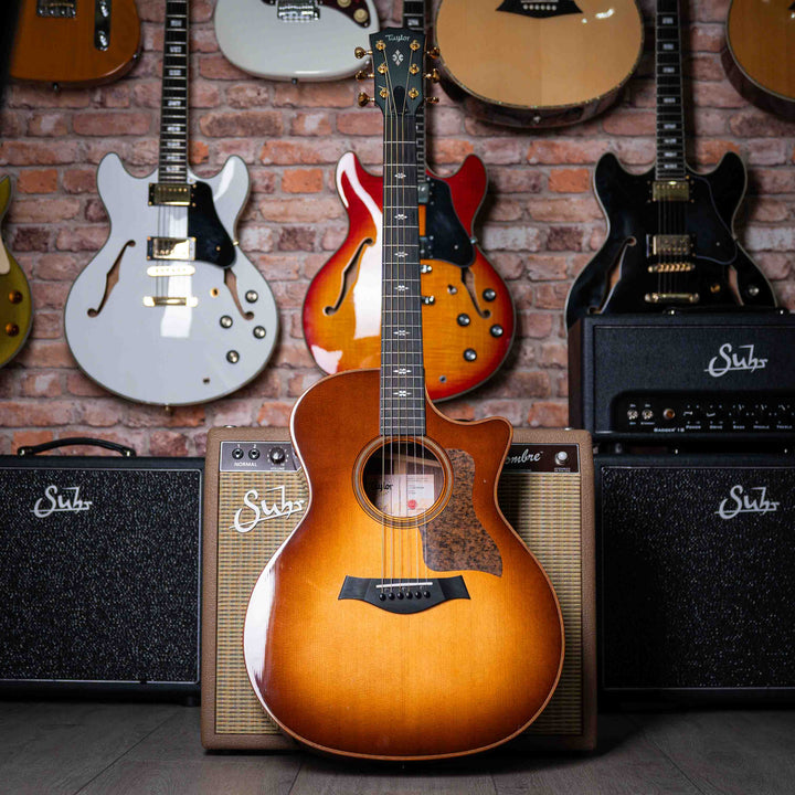 Taylor 714ce Western SunBurst 2018 - Guitarra Electroacústica | La Taylor 714 es una guitarra acústica de alta gama fabricada por la empresa Taylor Guitars. Este modelo en particular ha sido elogiado por su calidad de construcción, tono equilibrado y proy