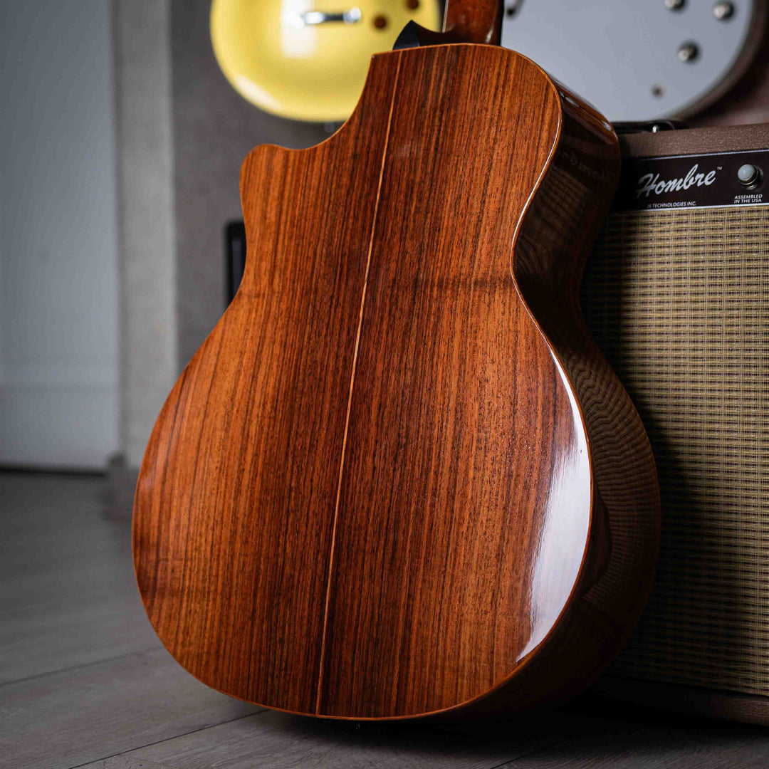 Taylor 714ce Western SunBurst 2018 - Guitarra Electroacústica | La Taylor 714 es una guitarra acústica de alta gama fabricada por la empresa Taylor Guitars. Este modelo en particular ha sido elogiado por su calidad de construcción, tono equilibrado y proy